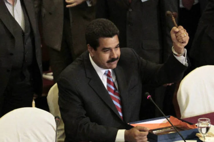 Presidente da Venezuela, Nicolás Maduro segura o martelo após assumir a presidência temporária do Mercosul em Montevidéu (Nicolas Garrido/Reuters)