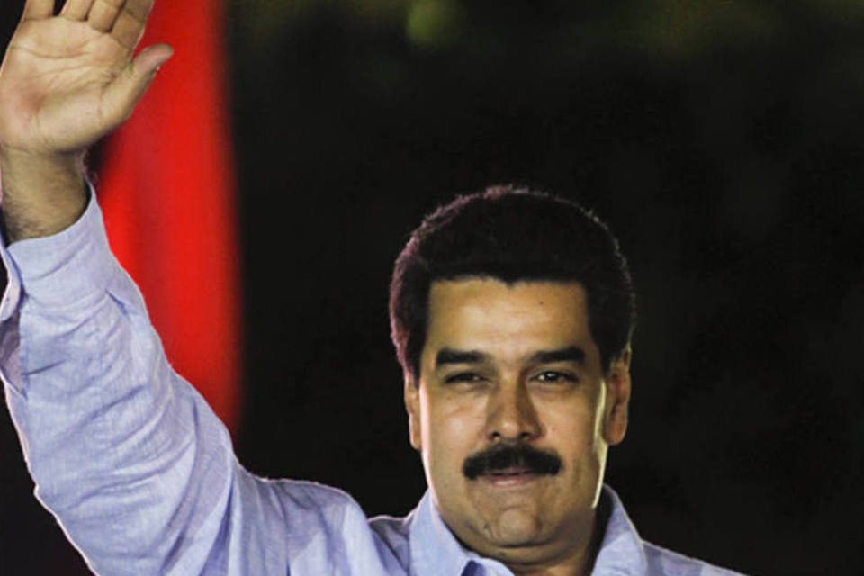 Maduro lê mensagem de Chávez para o exército