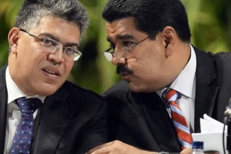 O presidente venezuelano, Nicolas Maduro, conversa com o chanceler Elías Jaua durante um encontro do Mercosul (AFP / Juan Barreto)