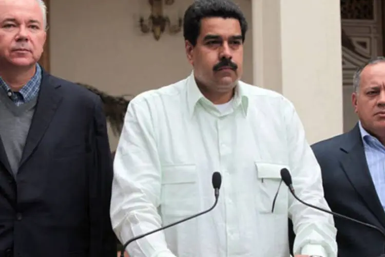 Maduro concede uma entrevista coletiva no palácio presidencial, em Caracas: Chávez não adiantou uma data de retorno ao anunciar, no sábado, esta nova operação (©afp.com / Presidencia)
