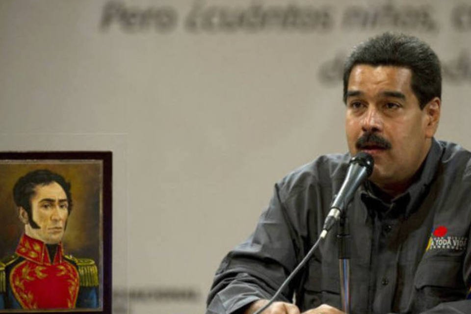 Maduro dirige ônibus com beneficiados de casas populares