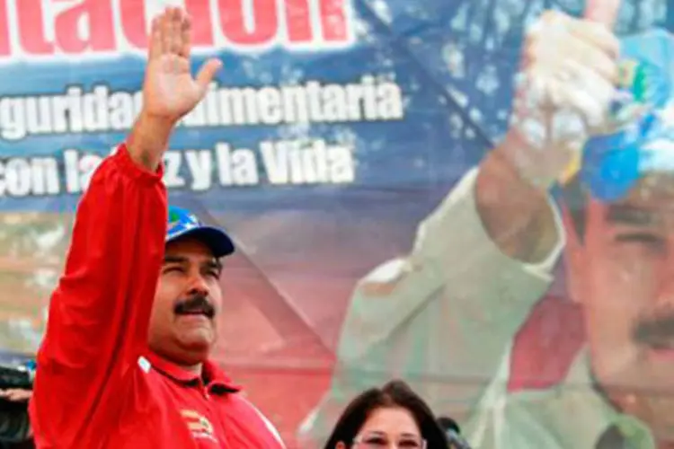 
	O presidente da Venezuela, Nicol&aacute;s Maduro, cumprimenta simpatizantes do governo
 (AFP)