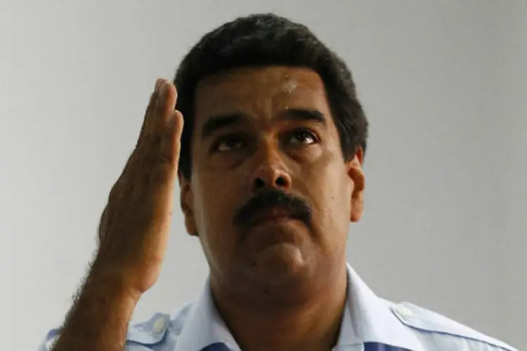 
	&quot;Honra e gl&oacute;ria a ti e &agrave; sua mem&oacute;ria, mulher humilde do povo&quot;, acrescentou Maduro, que rotulou a oposi&ccedil;&atilde;o de&nbsp;&quot;pinochetista&quot;, em refer&ecirc;ncia ao ex-ditador chileno Augusto Pinochet
 (REUTERS/Carlos Garcia Rawlins)