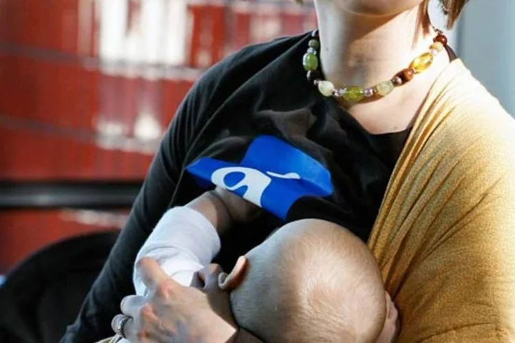 Mãe amamenta bebê (Getty Images)