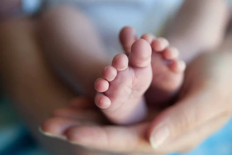 
	M&atilde;e com beb&ecirc; rec&eacute;m-nascido: com a medida, a certid&atilde;o de nascimento ter&aacute; a identifica&ccedil;&atilde;o civil e o CPF
 (Thinkstock/Vernon Wiley)