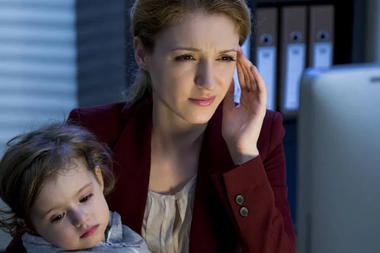 
	Mulher pensativa segura crian&ccedil;a: Internauta pergunta se pode deixar de incluir os filhos como dependentes no Imposto de Renda
 (Sasha_Suzi/Thinkstock)