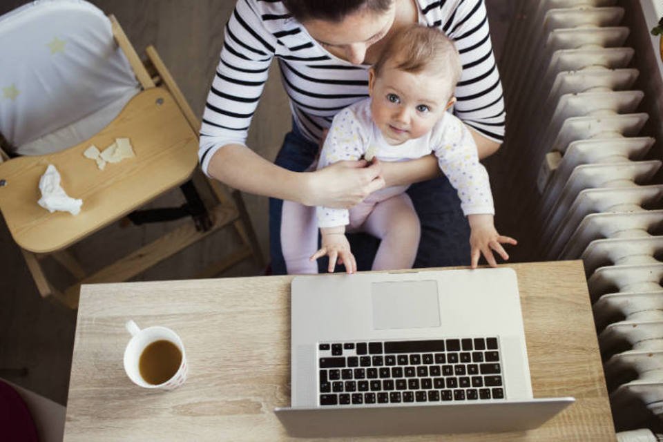 Mãe infantil e laptop na sala de estar da família para trabalho