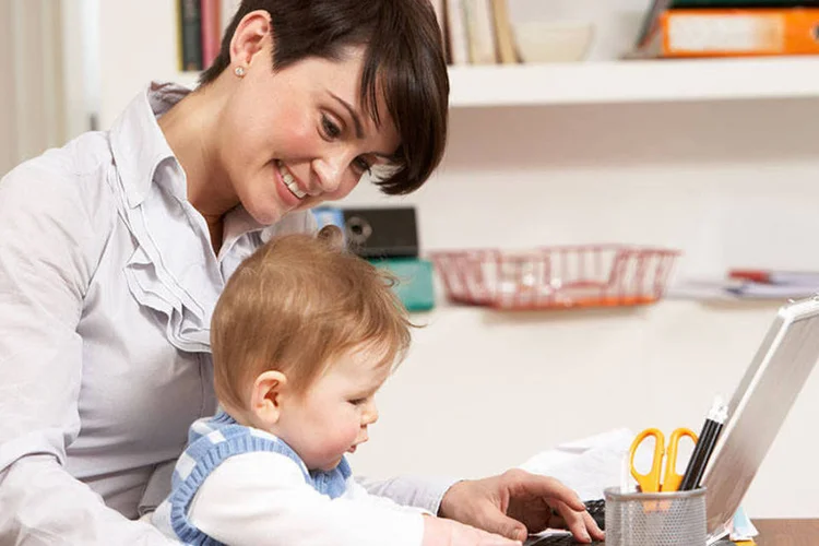 Filhos e trabalho: especialistas dão três dicas para quem enfrenta essa dupla jornada (Thinkstock)