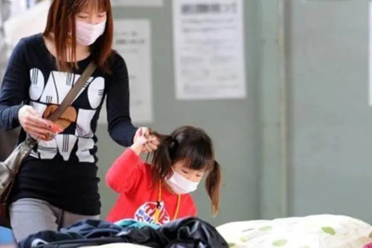Mãe e filha obrigadas a sair de casa: valor das indenizações foi fixado pelo governo (Toshifumi Kitamura/AFP)