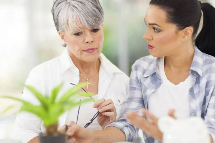 Mãe e filha: é difícil que pessoas de determinada geração consigam imaginar o cotidiano de um desenvolvedor de software, por exemplo (michaeljung/Thinkstock)