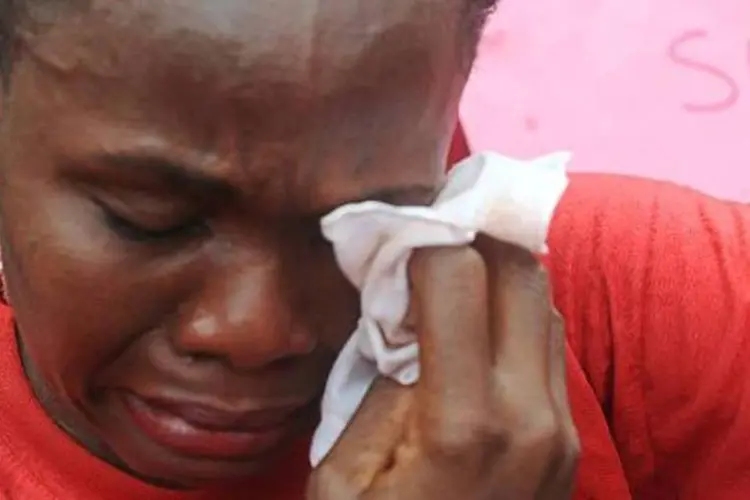 
	M&atilde;e de uma das estudantes sequestradas na Nig&eacute;ria chora durante manifesta&ccedil;&atilde;o:&nbsp;sequestros aconteceram ap&oacute;s o rapto de 276 estudantes
 (Pius Utomi Ekpei/AFP)