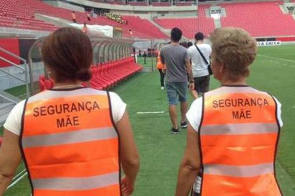 Ação da Ogilvy transforma mães em seguranças de estádio