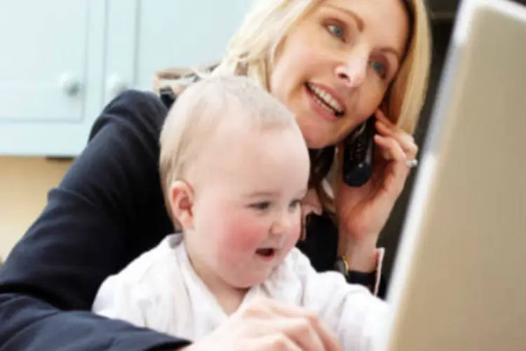 
	M&atilde;e, beb&ecirc; e laptop: h&aacute; mulheres que trabalham durante a licen&ccedil;a
 (GettyImages)