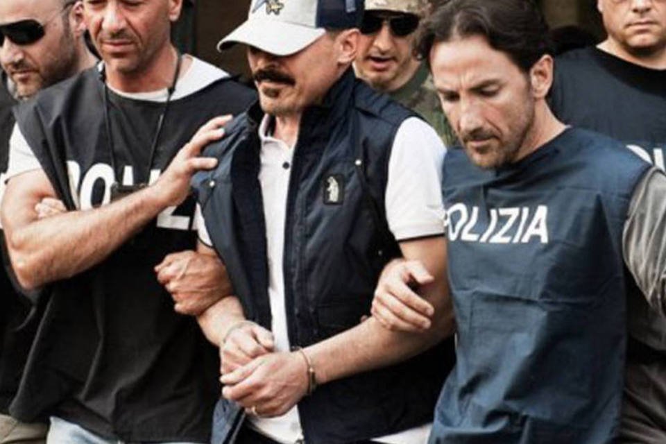 A Justiça acusa Dell'Aquila de extorsão, roubo e lavagem de dinheiro.
 (Policiais italianos escoltam o chefe da máfia Giuseppe DellAquila em Nápoles)