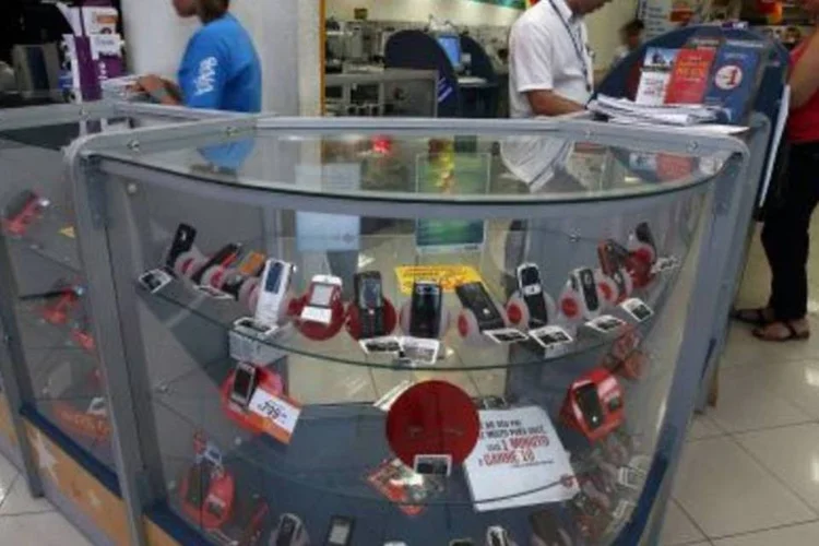 Danos morais: cliente ficou sem conseguir comprar em outros estabelecimentos (.)