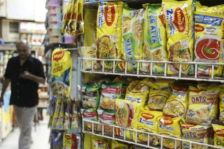 
	Pacotes de macarr&atilde;o Maggi, da Nestl&eacute;, em mercado de Mumbai
 (REUTERS/Shailesh Andrade)