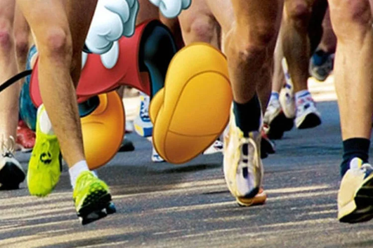 Evento contou com a presença de personagens da marca, como Mickey e Minnie que ajudaram as crianças no aquecimento (Divulgação)