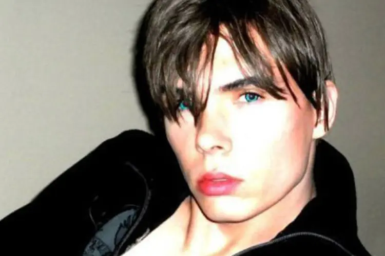 Magnotta, que era bissexual e chegou a se prostituir como Angel, mudava habitualmente de imagem, com maquiagem, diferentes cores de cabelo e até cirurgias plásticas (Montreal Police Department/AFP)