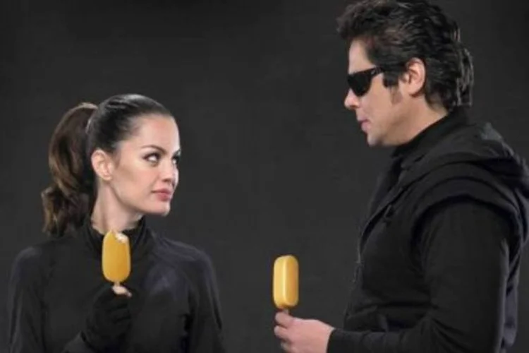 Anúncio da Kibon traz, além de Benicio del Toro, a modelo brasileira Carolina Correa (.)