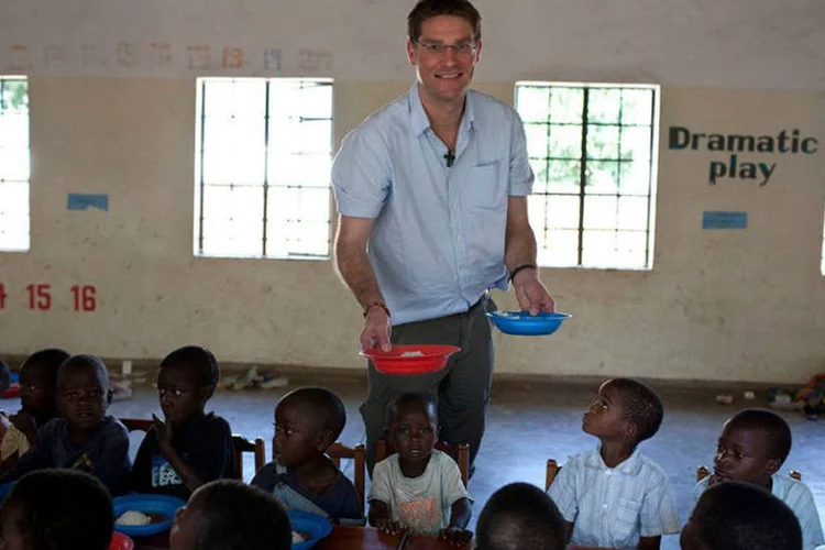 
	O ativista escoc&ecirc;s Magnus MacFarlane-Barrow: gra&ccedil;as aos esfor&ccedil;os da Mary&#39;s Meals, mais de um milh&atilde;o de crian&ccedil;as tem ao menos uma refei&ccedil;&atilde;o por dia garantida
 (Heathcliff O’Malley/Marys Meals)