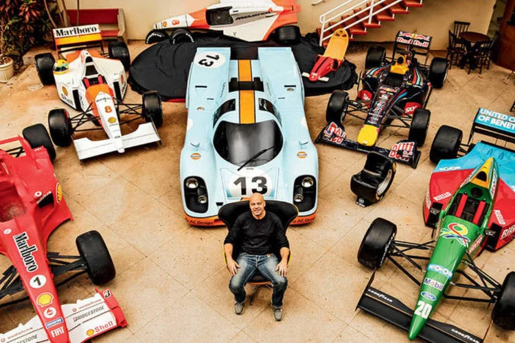 Mago das Réplicas: Adhemar entre estrelas como Ferrari, McLaren e Porsche (Divulgação)