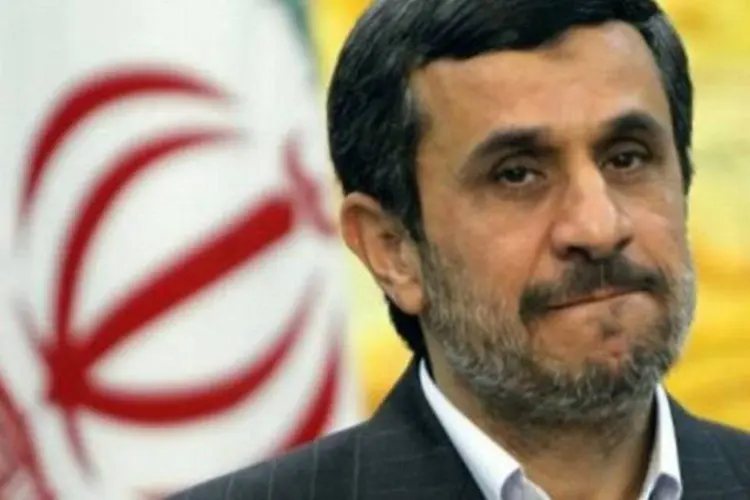 "Hoje o povo venezuelano e o povo iraniano, os dois juntos, estão em um caminho de luta contra toda a avareza dos arrogantes do imperialismo", disse Ahmadinejad (Atta Kenare/AFP)