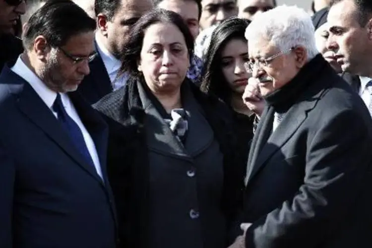 O presidente da Autoridade Palestina, Mahmud Abbas (d), cumprimenta a família de Ein no funeral, em Ramallah (Thomas Coex/AFP)