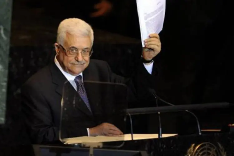 
	Mahmud Abbas mostra c&oacute;pia da carta solicitando a admiss&atilde;o da Palestina na ONU: o governo da Dinamarca tamb&eacute;m anunciou que votar&aacute; a favor do novo status palestino
 (Timothy A. Clary/AFP)