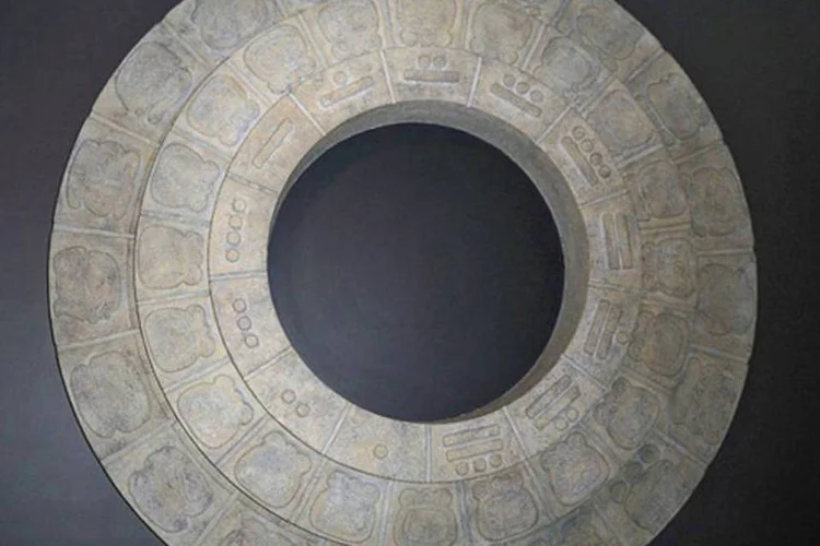 
	Pedra maia: calend&aacute;rio descreve 22 de dezembro de 2012 como o in&iacute;cio de uma nova era e n&atilde;o como fim do mundo
 (Matthew G. Bisanz/Wikimedia Commons)