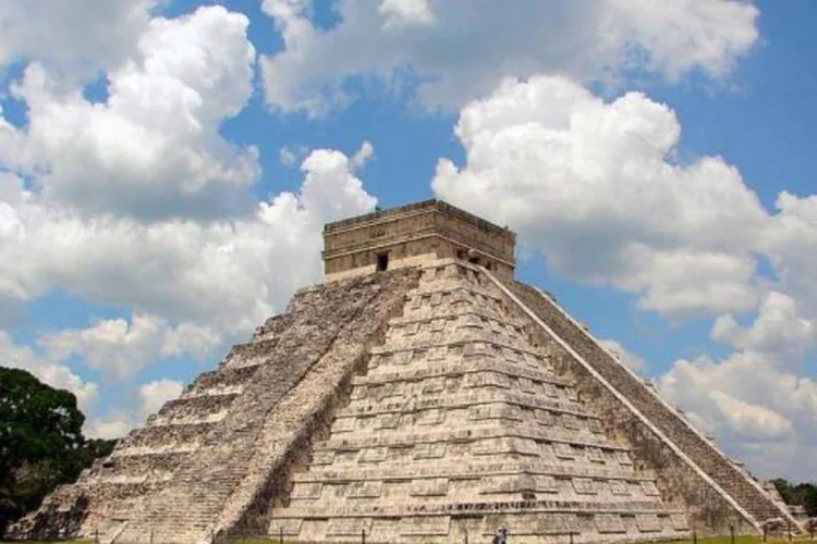 
	Pir&acirc;mide de Kukulc&aacute;n, em Chich&eacute;n Itz&aacute;, sudeste do M&eacute;xico: ningu&eacute;m tem certeza ao certo sobre o hor&aacute;rio no qual o 13&ordm; ciclo Baktun vai terminal neste 21 de dezembro
 (Bjørn Christian Tørrissen/Wikimedia Commons)