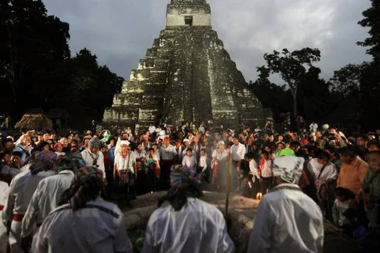 
	Celebra&ccedil;&atilde;o do fim do calend&aacute;rio maia em 21 de dezembro em Tikal: a ol&iacute;cia chinesa prendeu nesta semana cerca de mil pessoas por espalharem boatos sobre a data
 (Johan Ordonez/AFP)