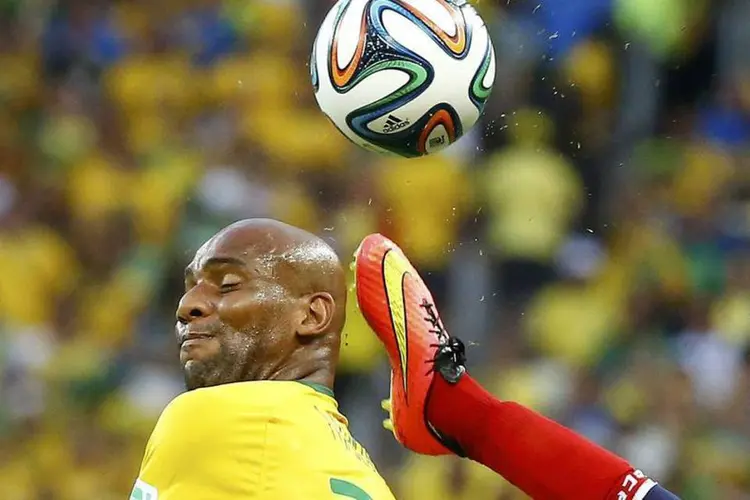 Maicon disputa a bola durante partida contra a Colômbia, pelas quartas de final da Copa do Mundo (Stefano Rellandini/Reuters)