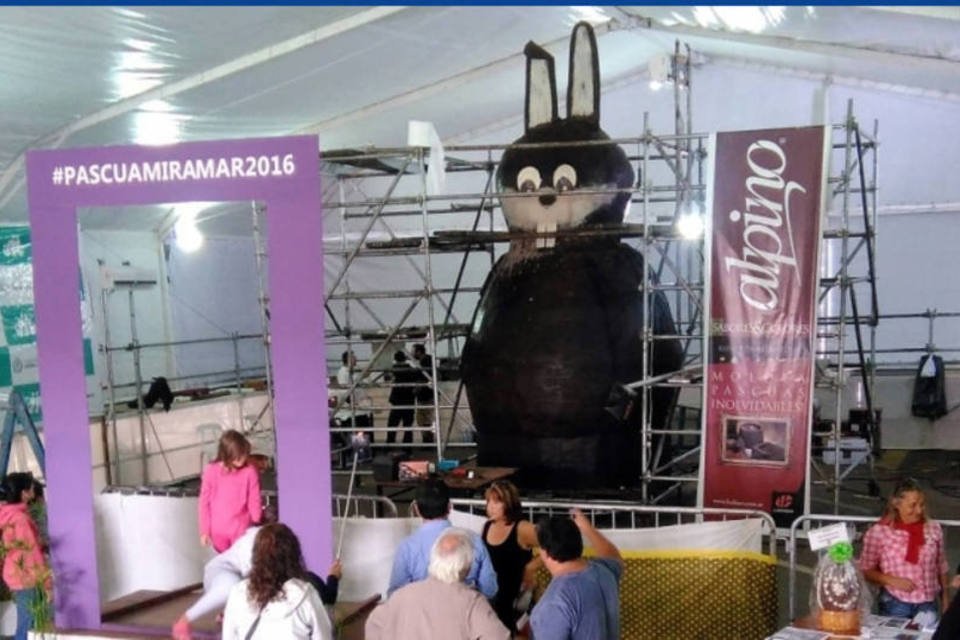 Cidade argentina cria coelho de chocolate mais alto do mundo