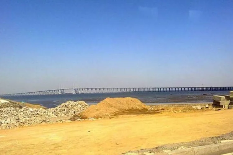 Ponte foi inaugurada com uma grande cerimônia no mesmo dia de entrega do trem de alta velocidade Pequim-Xangai (Wikimedia Commons)