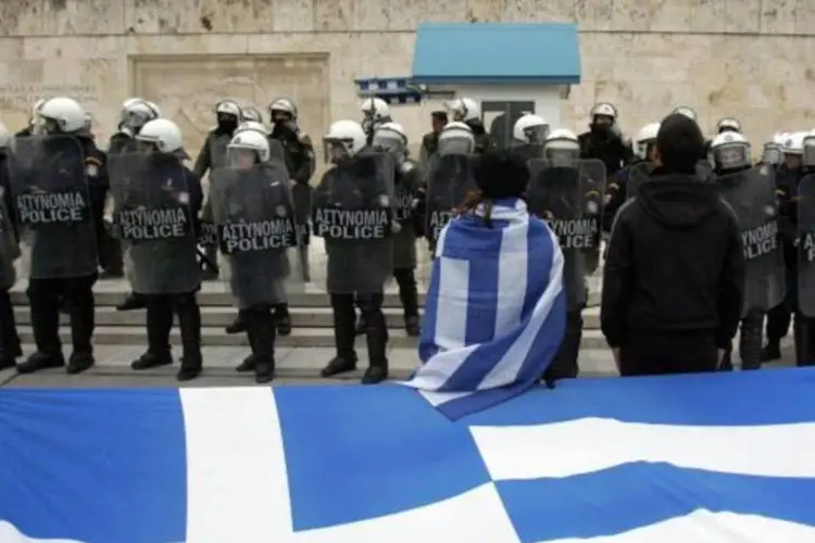 
	Grevistas usando a bandeira da Gr&eacute;cia em mobiliza&ccedil;&atilde;o
 (Milos Bicanski/Getty Images)