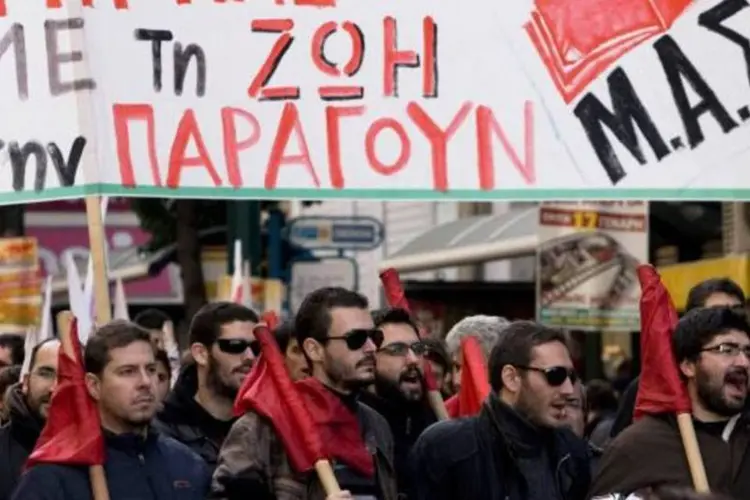 "Não a demissões! Não a cortes de salários! Não a cortes de pensão! Não baixem suas cabeças! Resistam!", afirmaram os gregos em protesto (Milos Bicanski/Getty Images)