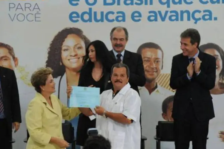 
	Dilma Rousseff parabeniza o m&eacute;dico cubano Eddi Eduardo Perez Prada durante cerim&ocirc;nia de apresenta&ccedil;&atilde;o do balan&ccedil;o de dois anos do programa
 (Elza Fiúza/Agência Brasil)