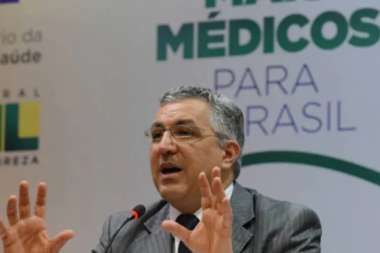 
	Ministro da Sa&uacute;de, Alexandre Padilha, anuncia amplia&ccedil;&atilde;o das bolsas do Programa Mais M&eacute;dicos: s&oacute; 6,6% das vagas foram preenchidas
 (Antonio Cruz/ABr)