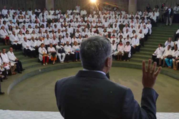 Ministro da Saúde, Alexandre Padilha, participa da aula inaugural do módulo de acolhimento e avaliação dos profissionais cubanos para a segunda etapa do Programa Mais Médicos (Marcello Casal/Agência Brasil)