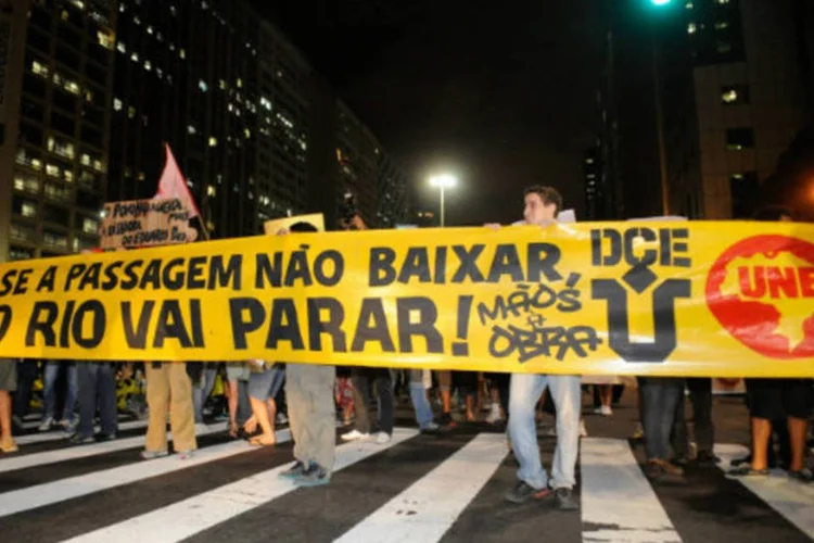 
	&quot;Quem apoia acende a luz&quot;, gritavam os manifestantes da rua, e as luzes piscavam nos escrit&oacute;rios
 (Tânia Rêgo/ABr)