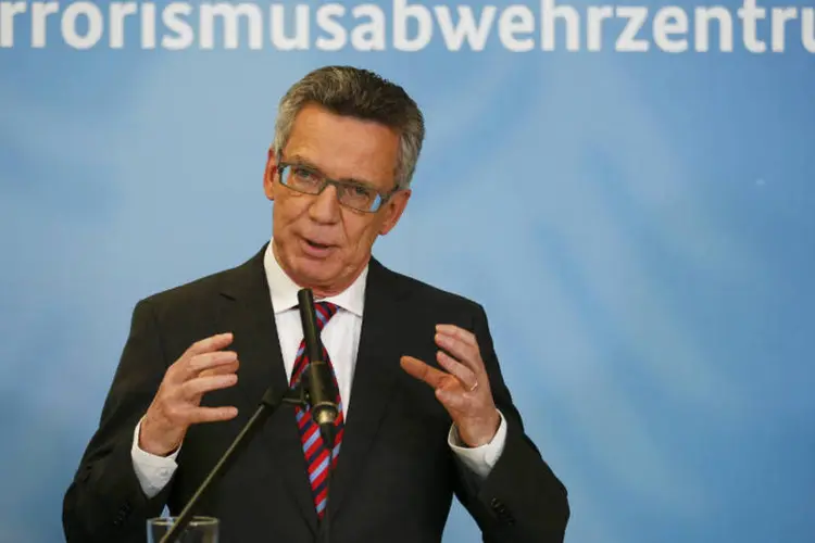 
	Ministro do Interior alem&atilde;o, Thomas de Maiziere, em Berlim: &quot;N&oacute;s estamos vendo passaportes s&iacute;rios forjados. H&aacute; pessoas que alegam ser da S&iacute;ria, mas n&atilde;o falam uma palavra de &aacute;rabe&quot;
 (Thomas Peter/Reuters)