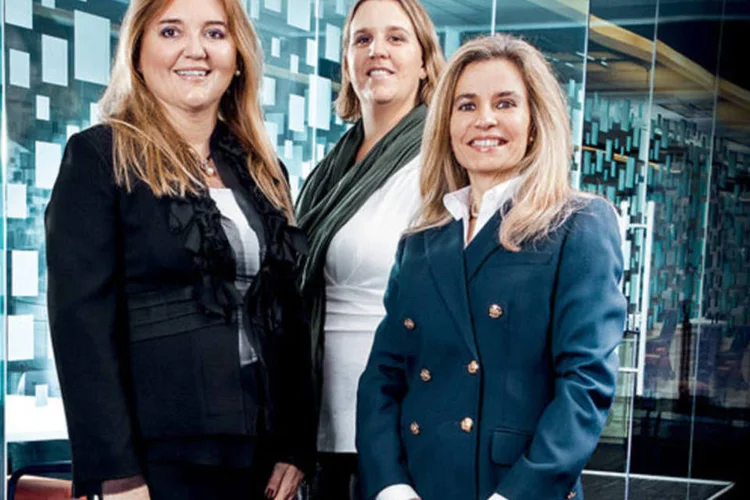 
	Majo Campos (de preto), diretora executiva de RH da Atento, ao lado das executivas espanholas Stephanie Fazis e Carmen de la Mata: expatria&ccedil;&atilde;o trouxe mais experi&ecirc;ncia com um custo mais baixo
 (Marcelo Spatafora)
