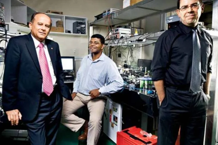 Aguiar Neto (à esq.) e Eunezio de Souza, da Universidade Mackenzie, e Castro Neto, da Universidade de Singapura: cooperação para a pesquisa do grafeno em telecomunicações (Germano Lüders/EXAME.com)