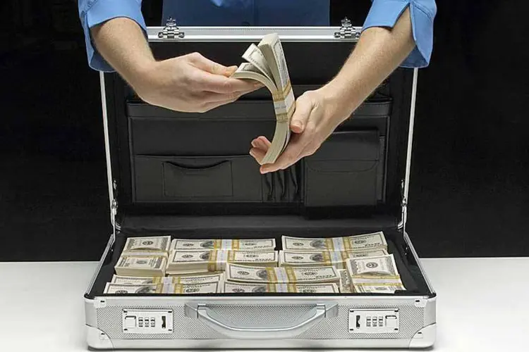 
	Mala com dinheiro: fluxo ilegal de dinheiro para fora teve pico em 2012
 (moodboard/Thinkstock)