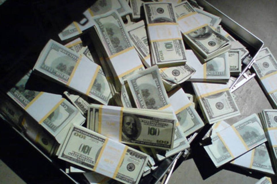 Rabino devolve US$ 98 mil encontrados dentro de escrivaninha