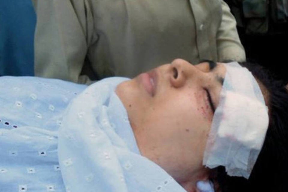 Jovem paquistanesa Malala Yousufzai já consegue ficar de pé