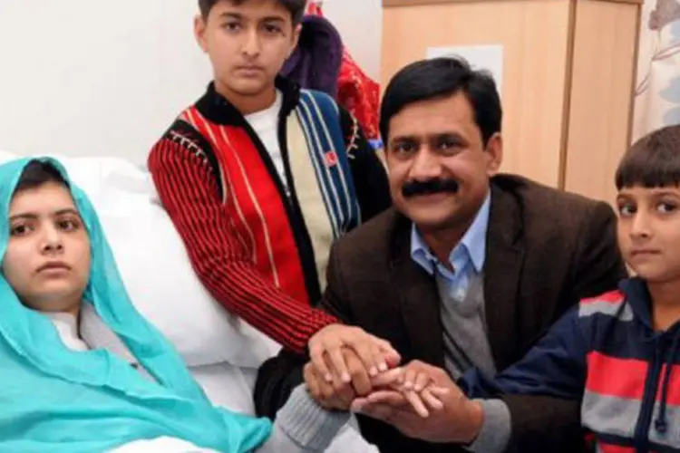 Malala Yousufzai é tratada em um hospital de Birmingham, Inglaterra, ao lado de sua família: o pai dela disse que seu estado de saúde "melhora a uma velocidade encorajadora"
 (AFP)