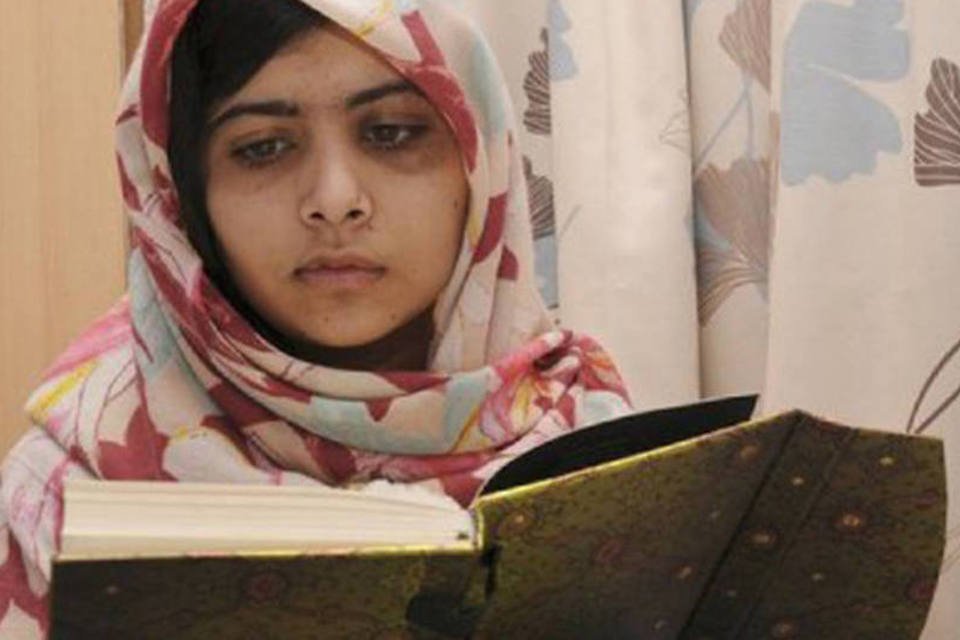 Menina que escapou de ataque talibã volta à escola