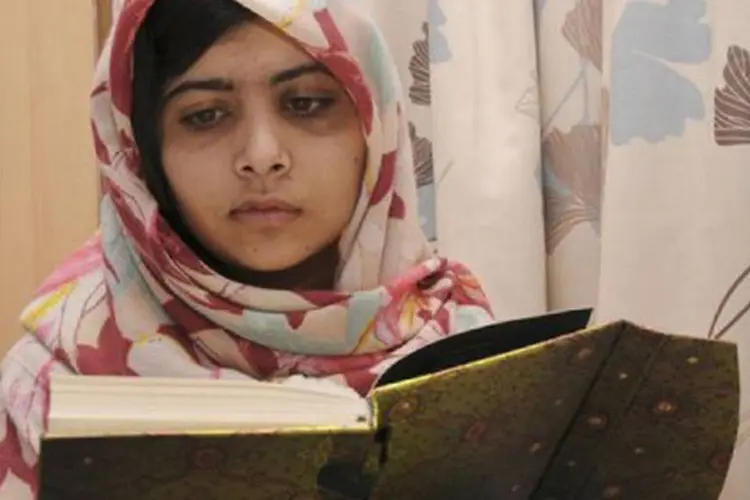 
	Malala l&ecirc; durante recupera&ccedil;&atilde;o em hospital brit&acirc;nico: ela recebeu o Pr&ecirc;mio Nacional da Paz por sua defesa da educa&ccedil;&atilde;o das meninas
 (AFP)