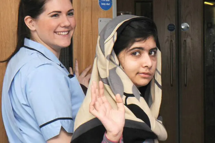 
	Malala Yousafzai (D) recebe alto do hospital Queen Elizabeth, em Birmingham: ela ainda passar&aacute; por duas cirurgias nos pr&oacute;ximos 10 dias
 (AFP)